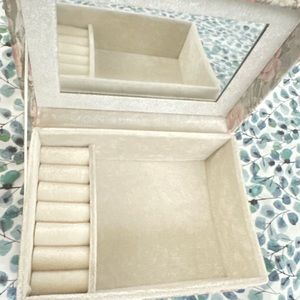 L’Oréal Paris Vanity Makeup Case with Mirror